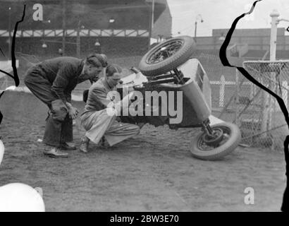 West Ham Speedway zu Midget Autorennen einzuführen. Brooklands Rekordhalter entwirft neues Baby. Foto zeigt Herr G B Bush hob seine Zwergauto mit einer Hand, um eine Anpassung an West Ham von Harold beobachtet machen ( Tiger ) Stevenson . 20 Juni 1935 Stockfoto