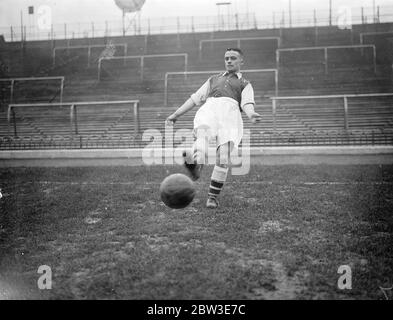 Arsenal ' s neue schottische Vorwärtszüge in Highbury , nach einer großen Geld-Transfer-Gebühr . Robert Davidson, die von innen nach vorne übertragen von St. Johnstone. Februar 1935 Stockfoto