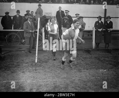 Frauen Fußballspiel bei Hayes. Mädchen Boxtag Kampf um Cup . 26 Dezember 1934 Stockfoto