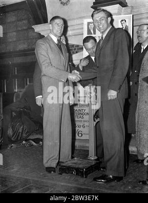 Jack Peterson und Walter Neusel wiegen in Empire Pool, Wembley, London, Großbritannien. Februar 1935 Stockfoto