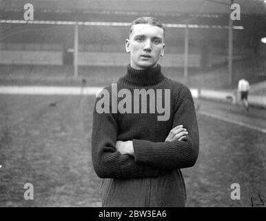 Percy Hooper, Spurs neue 6' Torwart, versucht seine Praxis in White Hart Lane. Januar 1935 Stockfoto