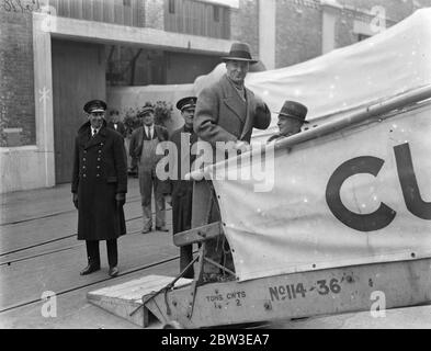 Sir Malcolm Campbell besteigen sein Schiff in Southampton auf dem Weg nach Amerika für seinen zweiten Versuch in der Geschwindigkeit des Landes Rekord. 25. Januar 1935 Stockfoto