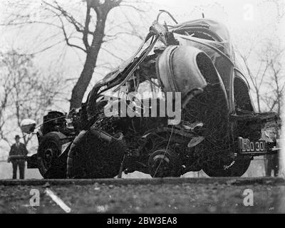 Auto stürzt in Bäume bei Tooting . 30. November 1934 Stockfoto