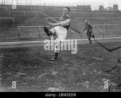 Arsenal ' s neue schottische Vorwärtszüge in Highbury , nach einer großen Geld-Transfer-Gebühr . Robert Davidson, die von innen nach vorne übertragen von St. Johnstone. Februar 1935 Stockfoto