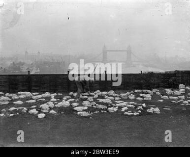 Rollen entlang auf einem Dach London Putting Green . Auf dem Dach eines großen Stadtgebäudes wird eine grüne Walze verwendet. Auf dem Dach ist ein sechzehn Loch Putting Green, die von Büroangestellten in warmem Wetter begünstigt wird. Februar 1935 Stockfoto