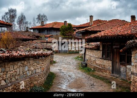 Zeravna, Bulgarien. Architektonisches Reservat von rustikalen Häusern und engen gepflasterten Straßen aus der bulgarischen nationalen Wiederbelebung Periode Stockfoto