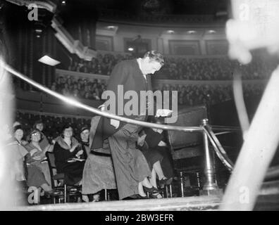 Mit einem Bogen , der Welt - berühmten irischen Tenor , Graf McCormack bei seinem Konzert Albert Hall . Dezember 1934 Stockfoto