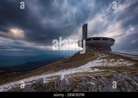 Wolkiger Sonnenuntergang in Buzludzha, in der Nähe von Shipka Stadt, Bulgarien Stockfoto