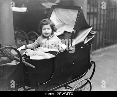 Sarah Spencer, 3, die der Herzogin von Kent den weggehen Strauß präsentieren wird. 28. November 1934 Stockfoto