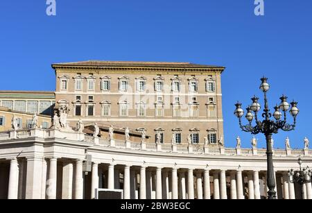 Berninis Kolonnade und Apostolischer Palast mit den päpstlichen Appartements am Petersplatz. Rom, Italien. Stockfoto