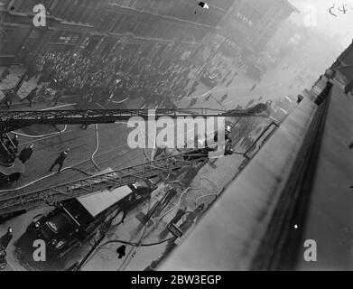 Die Feuerwehr besuchen den großen Brand in Rosebery Avenue, London, bei den Werken von Artisco, die Modellbildhauer. Dezember 1934 Stockfoto