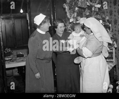 Mit einem Gewicht von 16 Unzen bei der Geburt verlässt das kleinste Baby der Welt das Pflegeheim nach seinem 6 Monate Kampf um das Leben. 29 Dezember 1934 Stockfoto