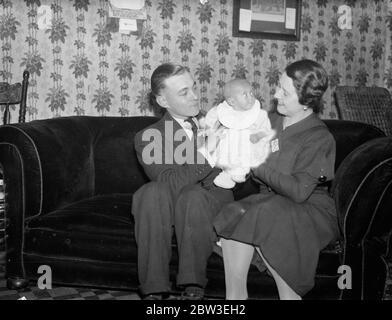 Mit einem Gewicht von 16 Unzen bei der Geburt verlässt das kleinste Baby der Welt das Pflegeheim nach seinem 6 Monate Kampf um das Leben. 29 Dezember 1934 Stockfoto