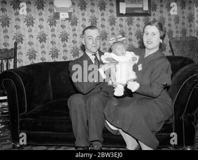 Mit einem Gewicht von 16 Unzen bei der Geburt verlässt das kleinste Baby der Welt das Pflegeheim nach seinem 6 Monate Kampf um das Leben. 29 Dezember 1934 Stockfoto