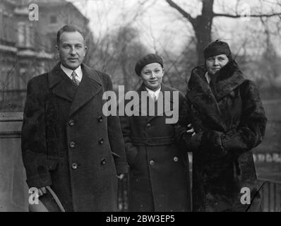 General Vitovt Putna, der neue sowjetische militärische Attache in London mit seiner Familie. 11. Januar 1935 Stockfoto