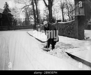 Londons erster Schnee . Schnee in der Nether Street, Church End, Finchley, London. 12. Januar 1935 Stockfoto