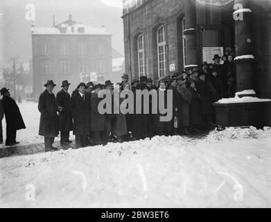 Die Saar Volksabstimmung . Die Wähler warten in der Kälte und im Schnee von der Morgendämmerung bis zur Eröffnung der Wahllokale. 13. Januar 1935 Stockfoto