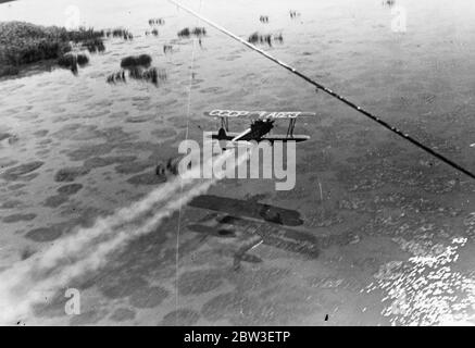 Flugzeuge bekämpfen Malaria-Bedrohung in Russland. Ein sowjetisches Flugzeug, das einen Malariasumpf an den Ufern des Kaspischen Meeres sprüht. Januar 1936 Stockfoto
