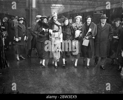 Britische Frauen Tennis-Team verlässt für Südafrika. Von links nach rechts - Frau King, Frau Evelyn Dearman, Frau Frede James, Frau Mary Hardwick, Frau Peggy Scriven und Herr JH King (Kapitän) bei der Abreise aus Waterloo, London. 27 Dezember 1935 Stockfoto