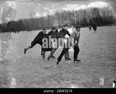 Skating in vollem Gange auf berühmten Lingay Fen, Lincolnshire. Ein allgemeiner Blick auf das Skaten auf Lingay Fen. 22 Dezember 1935 Stockfoto