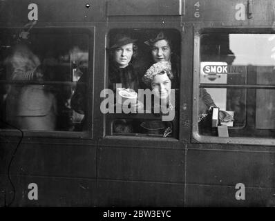 Britische Frauen Tennis-Team verlässt für Südafrika. Miss Frede James, Miss Peggy Scriven und Miss Mary Hardwick in ihrem Kutschenfenster in Waterloo. 27 Dezember 1935 Stockfoto