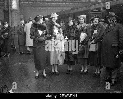 Britische Frauen Tennis-Team verlässt für Südafrika. Von links nach rechts - Frau King, Frau Evelyn Dearman, Frau Frede James, Frau Mary Hardwick, Frau Peggy Scriven und Herr JH King (Kapitän) bei der Abreise aus Waterloo, London. 27 Dezember 1935 Stockfoto