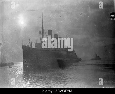 Aquitania wurde für sechzehn und eine halbe Stunde in Cowes durch den dichten Nebel gehalten. Foto zeigt die Aquitania, die im Nebel in Southampton andockt. 21 Dezember 1935 Stockfoto