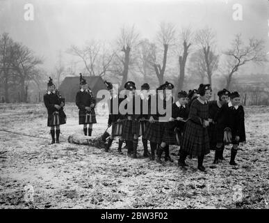 Rohrleitung in yule Baumstämme durch den Schnee an Royal Caledonian Schulen . Die Rohrleitung in den yule-Baumstämmen durch den Schnee bei Bushey. 20 Dezember 1935 Stockfoto