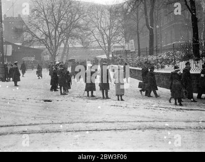 Die Saar Volksabstimmung . Polizei bewacht den Bahnhof . 13. Januar 1935 Stockfoto