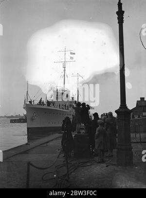 HMS Scarborough Haus nach zweieinhalb Jahren in Bermuda. Verwandte jubeln als HMS Scarborough in Chatham angekommen. 13 Dezember 1935 Stockfoto