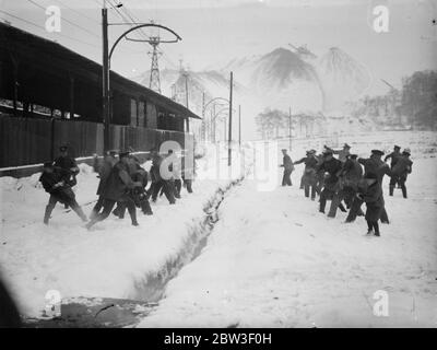 Die Saar Volksabstimmung . Britischer Soldat in der Saar genießen Schneekämpfe während der Ruhezeiten von Bewachung der Wahllokale. 13. Januar 1935 Stockfoto