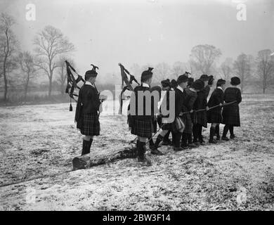 Rohrleitung in yule Baumstämme durch den Schnee an Royal Caledonian Schulen . Die Rohrleitung in den yule-Baumstämmen durch den Schnee bei Bushey. 20 Dezember 1935 Stockfoto