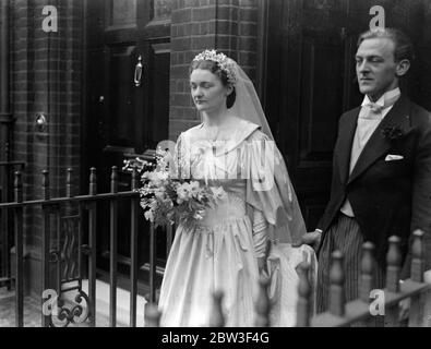 Die Hochzeit von Miss Mary Casson, Schauspielerin Tochter von Dame Sybil Thorndike und Herr Lewis Casson, Herrn William Bevlin, der junge Shakespeare-Schauspieler, fand in der Kirche unseres Heiligen Erlösers Chelsea. Die Braut, die zur römisch-katholischen Kirche konvertierte, ist für ihren Erfolg als Wendy in "Peter Pan" bekannt. Foto zeigt, die Braut mit ihrem Bruder Herrn Christopher Casson, wie sie für die Kirche. März 1936 Stockfoto