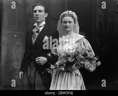 Tochter von Dame Sybil Thorndike verheiratet. Die Hochzeit von Miss Mary Casson, Schauspielerin Tochter von Dame Sybil Thorndike und Herr Lewis Casson, Herrn William Bevlin, der junge Shakespeare-Schauspieler, fand in der Kirche unseres Heiligen Erlösers Chelsea. Die Braut, die zur römisch-katholischen Kirche konvertierte, ist für ihren Erfolg als Wendy in "Peter Pan" bekannt. Foto zeigt, die Braut und Bräutigam nach der Zeremonie. März 1936 Stockfoto