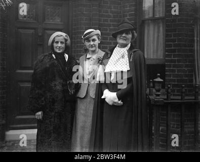 Die Hochzeit von Miss Mary Casson, Schauspielerin Tochter von Dame Sybil Thorndike und Herr Lewis Casson, Herrn William Bevlin, der junge Shakespeare-Schauspieler, fand in der Kirche unseres Heiligen Erlösers Chelsea. Die Braut, die zur römisch-katholischen Kirche konvertierte, ist für ihren Erfolg als Wendy in "Peter Pan" bekannt. Foto zeigt, Dame Sybil Thorndike (rechts) mit ihrer Tochter Ann Casson (Mitte) und Schwiegertochter, Frau John Casson (links) für die Kirche. März 1936 Stockfoto