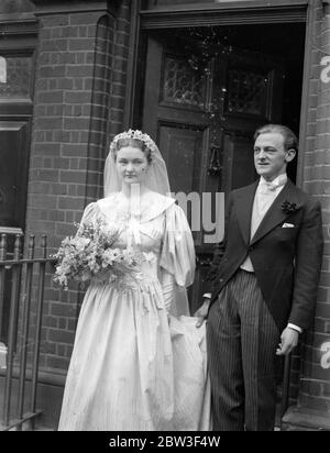 Die Hochzeit von Miss Mary Casson, Schauspielerin Tochter von Dame Sybil Thorndike und Herr Lewis Casson, Herrn William Bevlin, der junge Shakespeare-Schauspieler, fand in der Kirche unseres Heiligen Erlösers Chelsea. Die Braut, die zur römisch-katholischen Kirche konvertierte, ist für ihren Erfolg als Wendy in "Peter Pan" bekannt. Foto zeigt, die Braut mit ihrem Bruder Herrn Christopher Casson, wie sie für die Kirche. März 1936 Stockfoto
