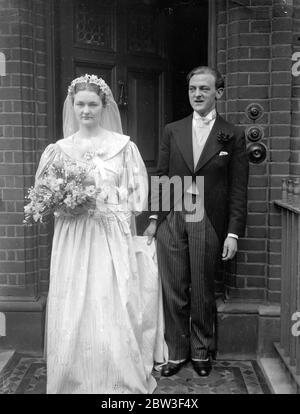 Die Hochzeit von Miss Mary Casson, Schauspielerin Tochter von Dame Sybil Thorndike und Herr Lewis Casson, Herrn William Bevlin, der junge Shakespeare-Schauspieler, fand in der Kirche unseres Heiligen Erlösers Chelsea. Die Braut, die zur römisch-katholischen Kirche konvertierte, ist für ihren Erfolg als Wendy in "Peter Pan" bekannt. Foto zeigt, die Braut mit ihrem Bruder Herrn Christopher Casson, wie sie für die Kirche. März 1936 Stockfoto