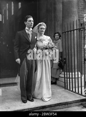 Die Hochzeit von Miss Mary Casson, Schauspielerin Tochter von Dame Sybil Thorndike und Herr Lewis Casson, Herrn William Bevlin, der junge Shakespeare-Schauspieler, fand in der Kirche unseres Heiligen Erlösers Chelsea. Die Braut, die zur römisch-katholischen Kirche konvertierte, ist für ihren Erfolg als Wendy in "Peter Pan" bekannt. Foto zeigt, die Braut und Bräutigam nach der Zeremonie. März 1936 Stockfoto
