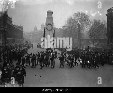 Pipers führen aufgelöst irischen Regimenter, St. Patrick ' s Tag märz Kenotaph. Mitglieder der Old Comrades Verbände der fünf aufgelösten irischen Regimenter, der 18 Royal Irish, der Connaught Rangers, der Leinster Regiment, Royal Munster Fusiliers und der Royal Dublin Fusiliers von Piper der London Irish Gewehre geführt, Marschierte von Horse Guards zum Cenotaph, wo Kränze während ihrer jährlichen St. Patrick ' s Day Parade platziert wurden. Foto zeigt, die Pipers Band der London Irish Gewehre marschieren vorbei an der Cenotaph. 15 März 1936 Stockfoto