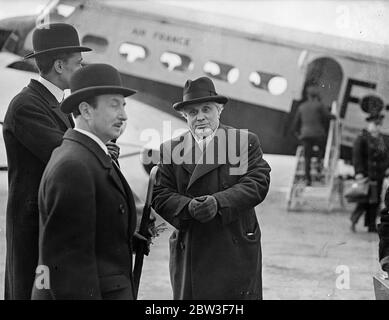 M Paul Boncour kommt in Croydon per Flugzeug für Liga Rat Sitzung . M Paul Boncour , Französisch Staatsminister , in Croydon angekommen per Flugzeug, um die Sitzung des Ligarates in St. James im St. James ' s Palace morgen teilnehmen ( Samstag ), wenn die Situation im Rheinland diskutiert werden . Foto zeigt, M Paul Boncour das Flugzeug bei der Ankunft in Croydon verlassen. 13 März 1936 Stockfoto