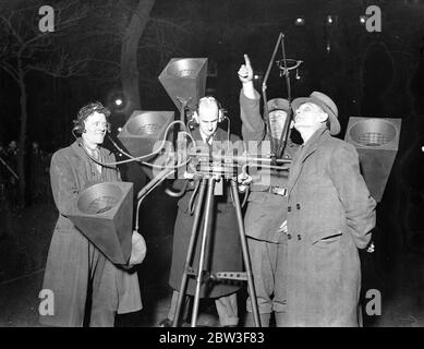 Suchscheinwerfer spielen über der Stadt Post-Office Gewehre Demonstration . Leistungsstarke Scheinwerfer über der Stadt gespielt, wenn die 7 City of London Regiment (Post Office Gewehre) gab eine Anti-Flugzeug-Demonstration in Finsbury Square, während ihrer Rekrutierungsfahrt. Das Regiment ist ein Anti-Flugzeug-Scheinwerfer Bataillon gebildet, um bei der Verteidigung von London zu helfen. Foto zeigt , Hören auf dem Sound-Location-Apparat während der Demonstration . Dieser Apparat zeichnet die Annäherung der feindlichen Flugzeuge auf. 11 März 1936 Stockfoto