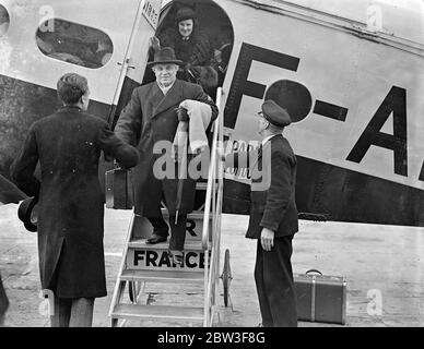 M Paul Boncour kommt in Croydon per Flugzeug für Liga Rat Sitzung . M Paul Boncour , Französisch Staatsminister , in Croydon angekommen per Flugzeug, um die Sitzung des Ligarates in St. James im St. James ' s Palace morgen teilnehmen ( Samstag ), wenn die Situation im Rheinland diskutiert werden . Foto zeigt, M Paul Boncour das Flugzeug bei der Ankunft in Croydon verlassen. 13 März 1936 Stockfoto