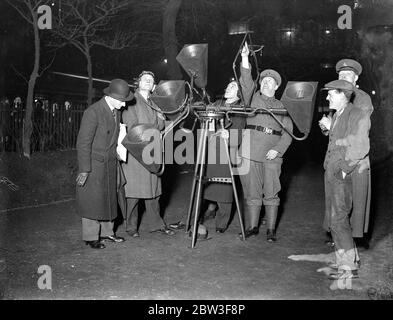 Suchscheinwerfer spielen über der Stadt Post-Office Gewehre Demonstration . Leistungsstarke Scheinwerfer über der Stadt gespielt, wenn die 7 City of London Regiment (Post Office Gewehre) gab eine Anti-Flugzeug-Demonstration in Finsbury Square, während ihrer Rekrutierungsfahrt. Das Regiment ist ein Anti-Flugzeug-Scheinwerfer Bataillon gebildet, um bei der Verteidigung von London zu helfen. Foto zeigt , Hören auf dem Sound-Location-Apparat während der Demonstration . Dieser Apparat zeichnet die Annäherung der feindlichen Flugzeuge auf. 11 März 1936 Stockfoto