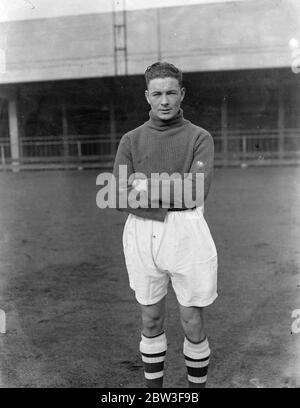 Arsenal 's irischen Torhüter in Aktion in Highbury . Gerald Matier, der irische Torwart, Frim der Coleraine (Irish League) Club, hat auf dem Highbury Boden angekommen. Er soll einen Monat lang mit dem Arsenal-Team vor Gericht stehen. Foto zeigt, Gerald Matier im Arsenal ' s Highbury Boden. März 1936 Stockfoto