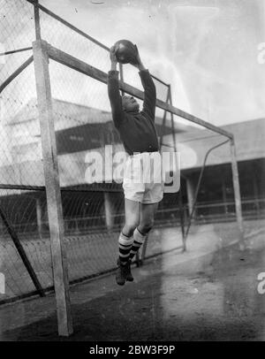 Arsenal 's irischen Torhüter in Aktion in Highbury . Gerald Matier, der irische Torwart, Frim der Coleraine (Irish League) Club, hat auf dem Highbury Boden angekommen. Er soll einen Monat lang mit dem Arsenal-Team vor Gericht stehen. Foto zeigt, Gerald Matier in Aktion während des Trainings am Arsenal ' s Highbury Boden. März 1936 Stockfoto