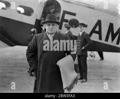 M Paul Boncour kommt in Croydon per Flugzeug für Liga Rat Sitzung . M Paul Boncour , Französisch Staatsminister , in Croydon angekommen per Flugzeug, um die Sitzung des Ligarates in St. James im St. James ' s Palace morgen teilnehmen ( Samstag ), wenn die Situation im Rheinland diskutiert werden . Foto zeigt, M Paul Boncour das Flugzeug bei der Ankunft in Croydon verlassen. 13 März 1936 Stockfoto