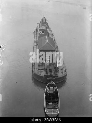 Der Cadogan Pier wird unter der Albert Bridge geschleppt. 22. Januar 1935 Stockfoto