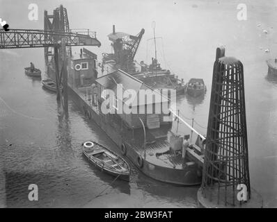 Der Cadogan Pier wird unter der Albert Bridge geschleppt. 22. Januar 1935 Stockfoto