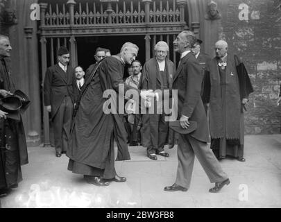 König und Prinz von Wales begrüßen König Feisal bei seinem ersten Staatsbesuch. Der König und der Prinz von Wales waren in Victoria Station, London, um König Feisal von Irak auf seinem ersten Staatsbesuch in England begrüßen. Eine Ehrenwache des 2. Bataillon Grenadier Guards, mit dem König ' s Farbe und die Band des Regiments, wurden an Victoria Station montiert, und die Straßen entlang der Strecke zum Buckingham Palace wurden mit Truppen gesäumt. Der Herzog von York hatte König Feisal von Dover begleitet. Foto zeigt King Feisal Treffen ? 20. Juni 1933 30er, 30er, 30er, 30er, 30er, 30er Jahre Stockfoto