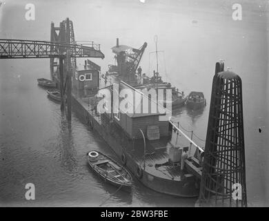 Der Cadogan Pier wird unter der Albert Bridge geschleppt. 22. Januar 1935 Stockfoto